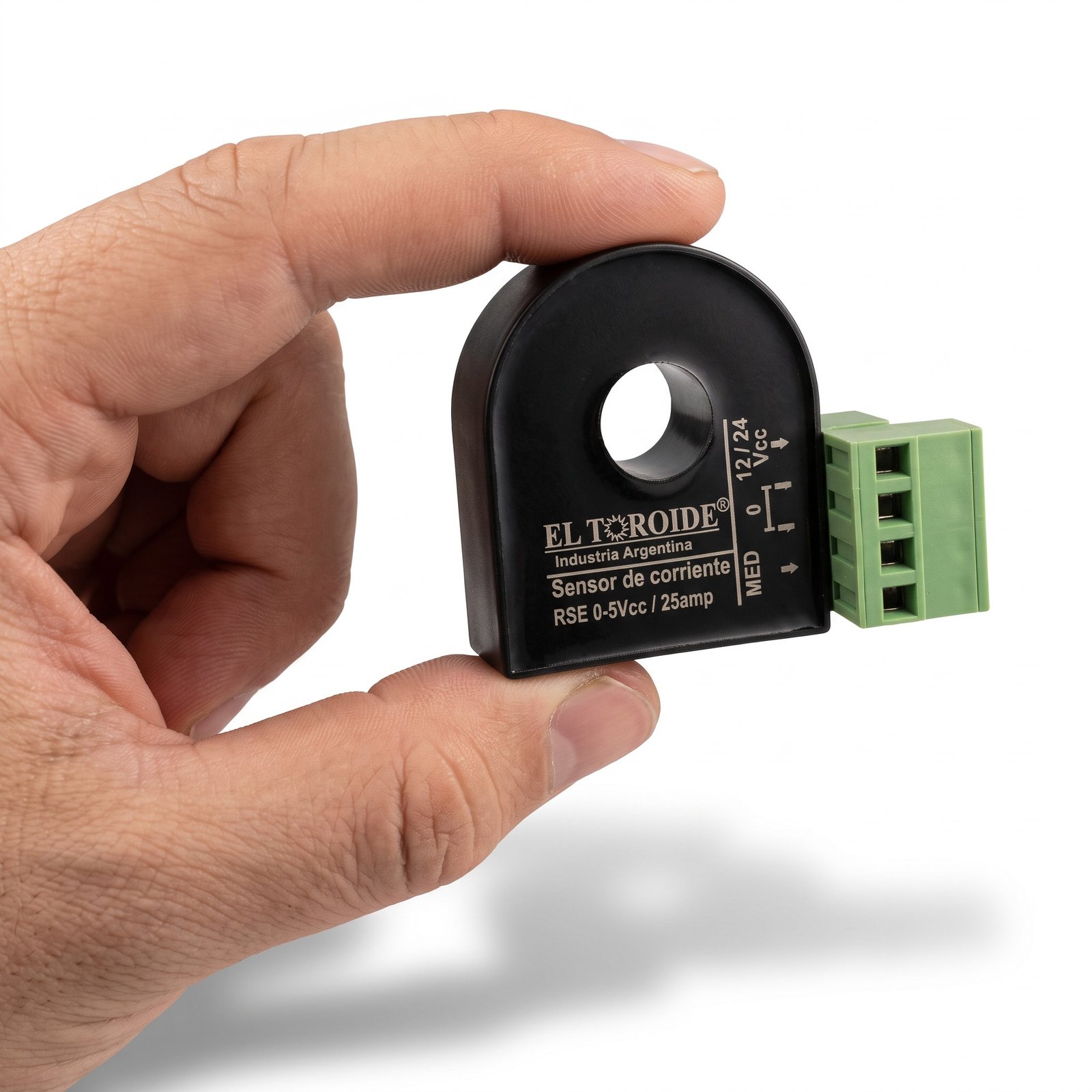 Sensor de corriente continua y alterna RSH-38MV-D12-H sostenido con la mano - El Toroide